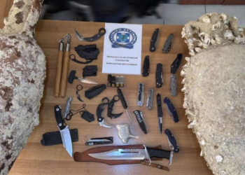Συνελήφθη 47χρονος στο σπίτι του οποίου βρέθηκαν πλήθος μαχαιριών και ενάλιοι αμφορείς