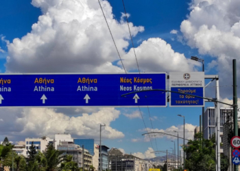 Συγγρού: Αυτοκίνητο συγκρούστηκε με μοτοσικλέτα, στο έδαφος ο αναβάτης