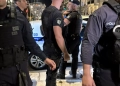Σύνταγμα: Απομάκρυνση γυναίκας από το Μνημείο Αγνωστου Στρατιώτη