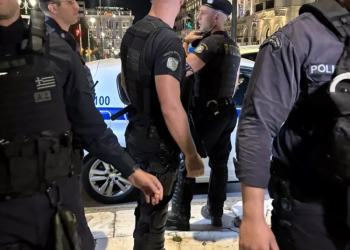 Σύνταγμα: Απομάκρυνση γυναίκας από το Μνημείο Αγνωστου Στρατιώτη