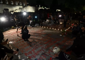 Τέμπη – Συγγενείς των θυμάτων ξαναέγραψαν τα ονόματα μπροστά στον Άγνωστο Στρατιώτη