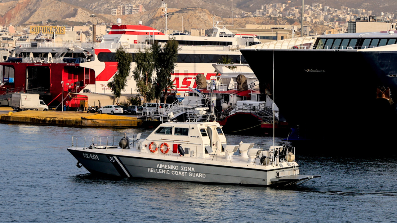 Θαλάσσια ρύπανση στον Πειραιά: Προανάκριση για τον εντοπισμό του υπαιτίου