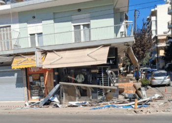 Θεσσαλονίκη: Οδηγός ισοπέδωσε στάση λεωφορείου – Δείτε βίντεο