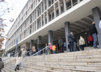 Την κατήγγειλαν τα παιδιά της για βία, φυλακίστηκε και τελικά αθωώθηκε
