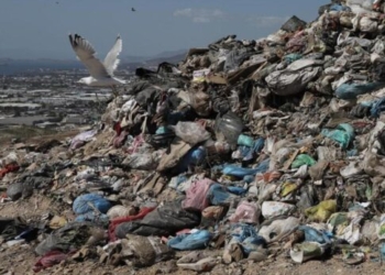 «Της φυλακής τα σίδερα»: Πιο αυστηρές ποινές για όσους δημιουργούν παράνομες χωματερές