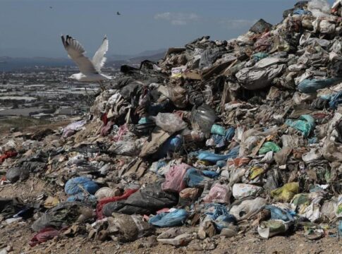 «Της φυλακής τα σίδερα»: Πιο αυστηρές ποινές για όσους δημιουργούν παράνομες χωματερές