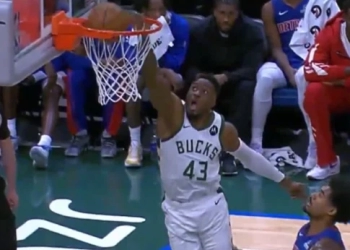 Το «αεροπλανικό» του Θανάση που… τρέλανε τον Γιάννη στη νίκη των Μπακς (βίντεο)