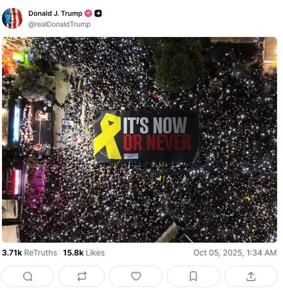 «Τώρα ή ποτέ»: Με μια φωτογραφία από διαδήλωση στο Ισραήλ για την επιστροφή των ομήρων, ο Τραμπ στέλνει μήνυμα για συμφωνία