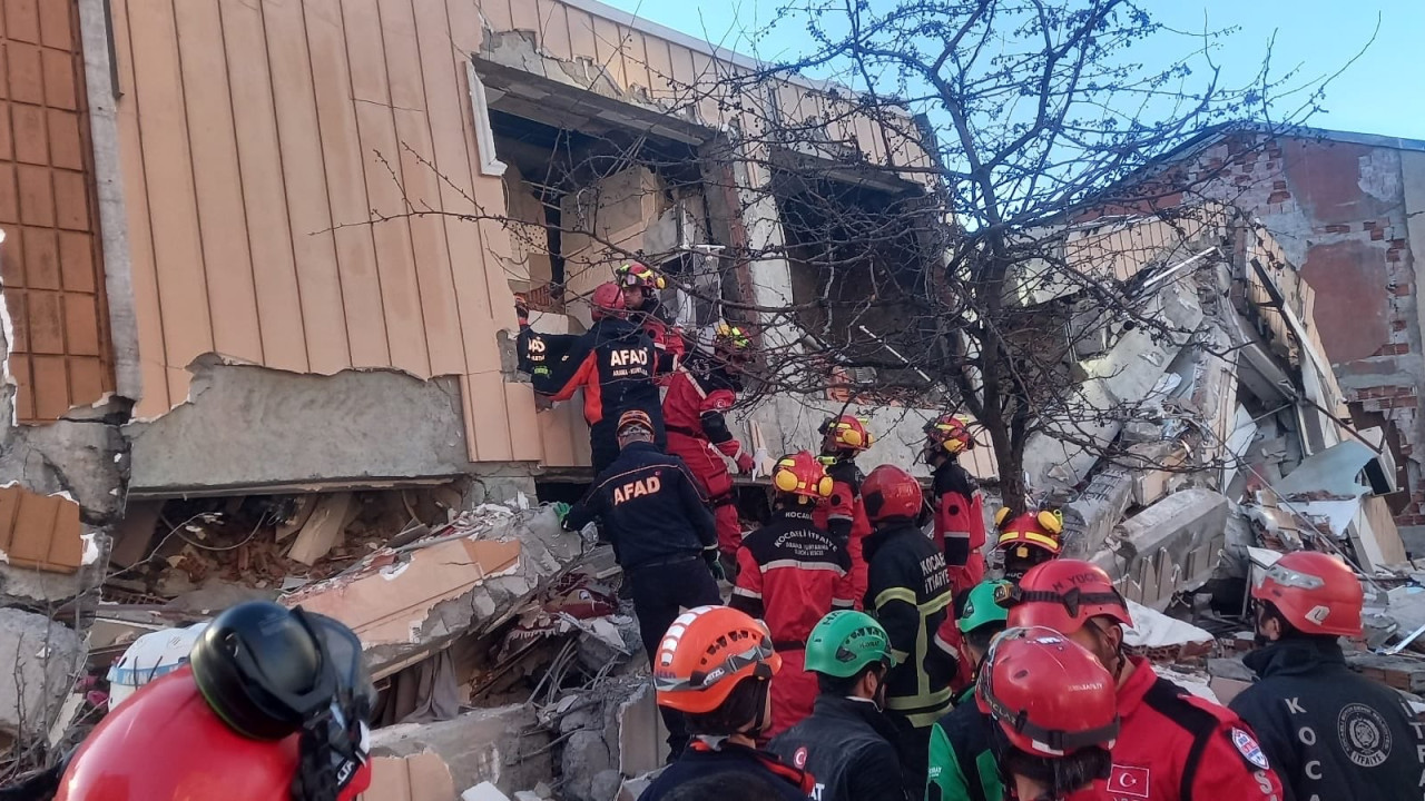 Τουρκία: Η 18χρονη ανασύρεται ζωντανή από τα συντρίμμια της πολυκατοικίας - Βίντεο