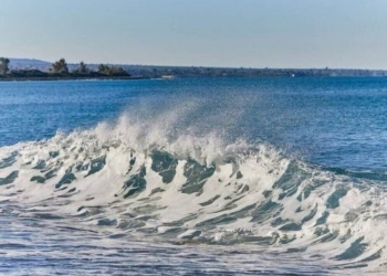 Τραγωδία στα Φαλάσαρνα: Άνδρας πνίγηκε στη θάλασσα – Κινδύνεψε και ο γιος του