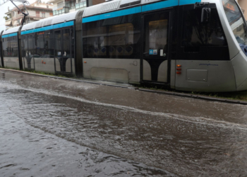 Τραμ: Προβλήματα σε Ελληνικό και Άλιμο, λόγω νεροποντής 