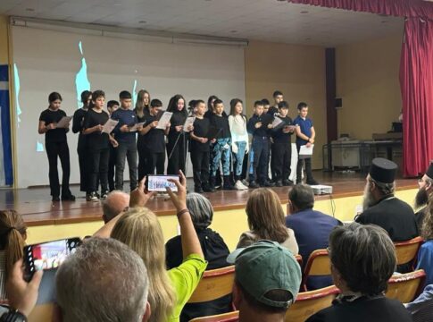 «Τρεις Ιστορίες σε γκρίζο χρώμα»- Συγκινητική εκδήλωση από μαθητές του Δημοτικού Σχολείου Καστελλίου για την 28η Οκτωβρίου