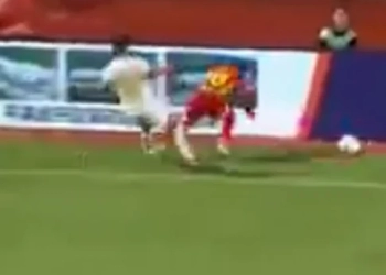 Βίντεο: Σοκαριστικός τραυματισμός ποδοσφαιριστή σε αγώνα στην Κίνα