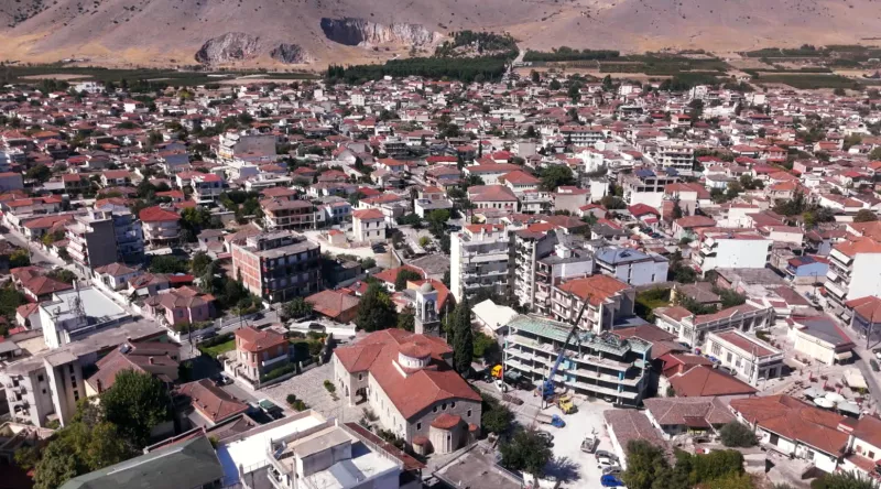 Υποστελέχωση στον Δήμο Τυρνάβου: Ο Δήμαρχος αναλαμβάνει δράση με το τρακτέρ του