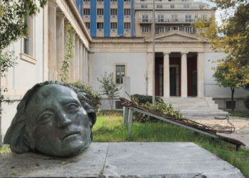 52 χρόνια από την εξέγερση του Πολυτεχνείου: «Δεν ήμασταν ήρωες, ήμασταν φοβισμένα παιδιά που μοιραστήκαμε τον φόβο και τον υπερβήκαμε»