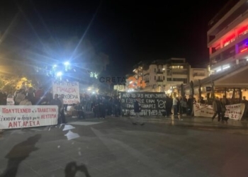 52η επέτειος Πολυτεχνείου: Σε εξέλιξη πορείες σε Ηράκλειο και Χανιά – Φωτογραφίες