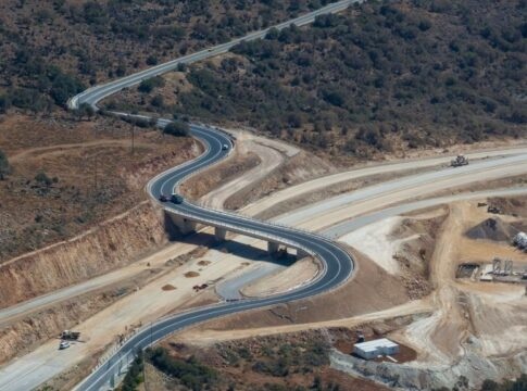 Αεροδρόμιο Καστελίου: “Τρέχουν” τα οδικά έργα – Εντυπωσιακές εικόνες από τη σήραγγα