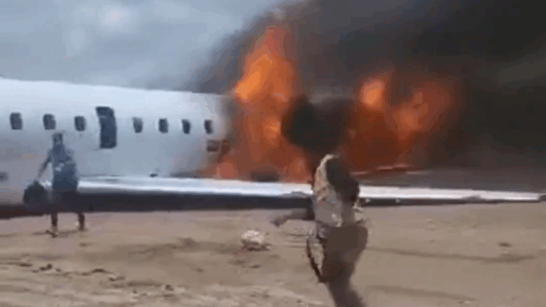 Αεροσκάφος στο Κονγκό τυλίγεται στις φλόγες κατά την προσγείωση - Σώοι οι επιβαίνοντες - Συγκλονιστικά βίντεο από την εκκένωση