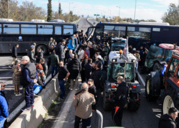 Αγροτικές κινητοποιήσεις: Κομμένη στα δύο η χώρα – Κλειστή η ΠΑΘΕ στον κόμβο της Νίκαιας - Μεγάλο μπλόκο και στην Καρδίτσα 