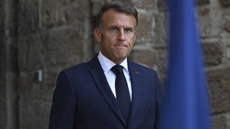 Αιχμές Μακρόν για αύξηση της φορολόγησης