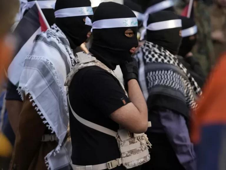 Μαχητές με μαντήλες