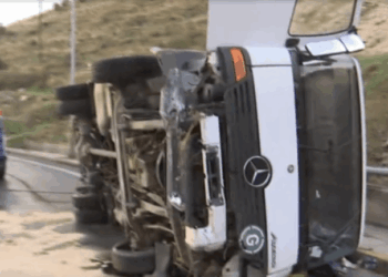 Ανετράπη φορτηγό στη Λεωφόρο Σχιστού - Νεκρή μια γυναίκα