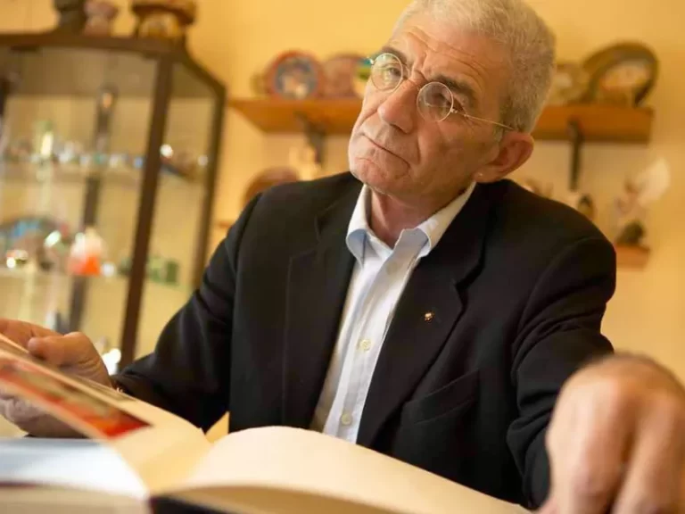 Γιάννης Μπουτάρης διαβάζει