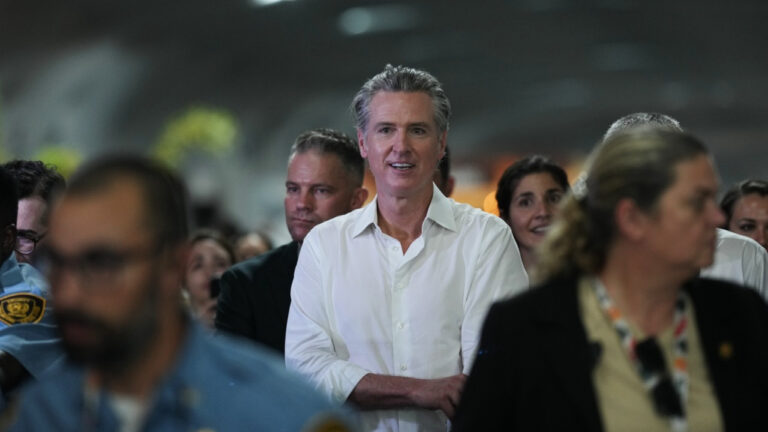 «Ανόητος»: Από την COP30, ο Νιούσομ επιτίθεται στον αρνητή της κλιματικής αλλαγής Τραμπ