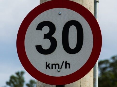 Ανώτατο όριο ταχύτητας στην πόλη του Ηρακλείου τα 30 χιλιόμετρα/ώρα