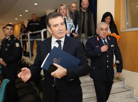 Από αύριο η 24ωρη παρουσία αστυνομικών σε καταυλισμούς των Ρομά – Τι είπε από το Ηράκλειο ο Μιχ. Χρυσοχοΐδης