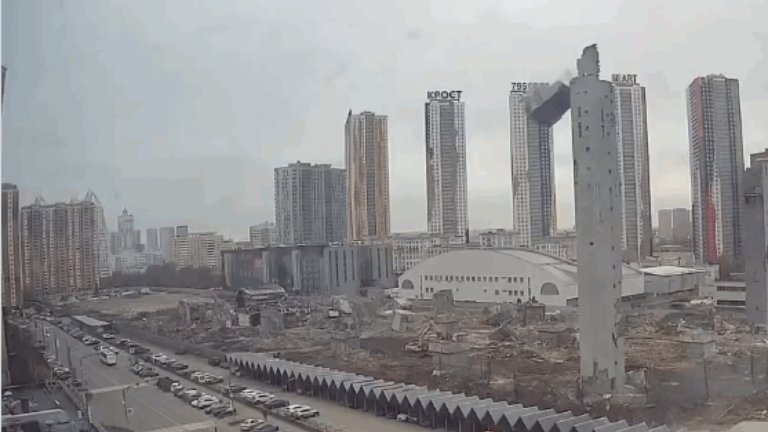 Αποκολλήθηκε τεράστιο κομμάτι κτίσματος στη Ρωσία, τουλάχιστον 2 τραυματίες - Βίντεο από κάμερες ασφαλείας