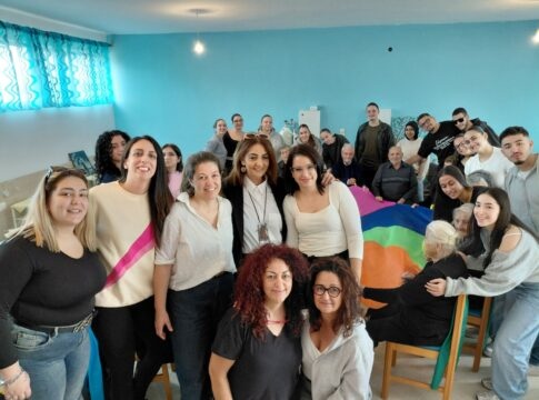 Ασκήσεις φυσικοθεραπείας μέσα σε κλίμα χαράς για τους ωφελούμενους του ΚΗΦΗ Δήμου Μινώα Πεδιάδας