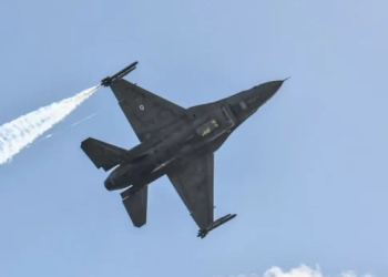 Χανιά: Επίδειξη αεροσκάφους F16 της ομάδας «ZEYS» στο Ενετικό λιμάνι