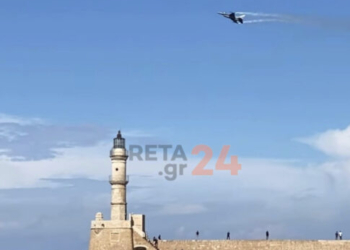 Χανιά: «Μάγεψε» το F16 της ομάδας ΖΕΥΣ πάνω από το Ενετικό Λιμάνι