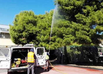 Χανιά: Ξεκίνησε ο βιολογικός ψεκασμός σε δημοτικούς χώρους, σχολεία και πάρκα για την προστασία των πεύκων