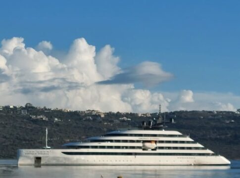 Χανιά: Υπερπολυτελές μικρό κρουαζιερόπλοιο στο λιμάνι της Σούδας