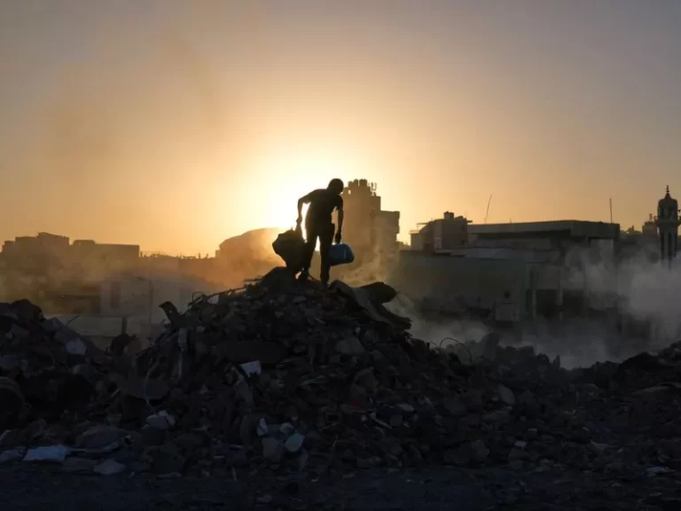 Άνθρωπος στα ερείπια Γάζας