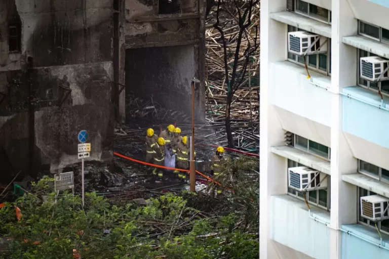Χονγκ Κονγκ: Οκτώ νέες συλλήψεις για τη φονική πυρκαγιά που σκότωσε τουλάχιστον 128 ανθρώπους
