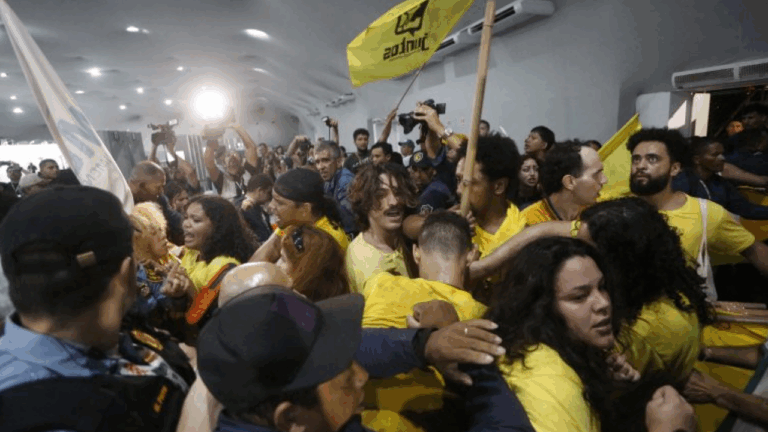 Διαδηλωτές εισέβαλαν με κοντάρια στον χώρο της Διάσκεψης COP30 – Συγκρούσεις με τους φρουρούς ασφαλείας (Βίντεο)