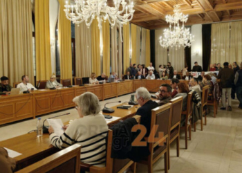 Δημοτικό Συμβούλιο Ηρακλείου: Ξεκίνησε η συζήτηση για τις αυξήσεις στα τέλη – Δείτε live