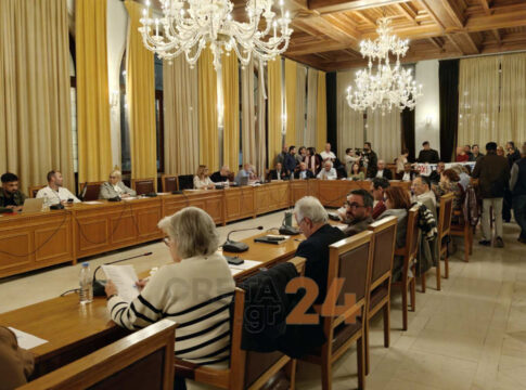 Δημοτικό συμβούλιο: Tελικά ποιος πληρώνει τις σχολικές καθαρίστριες;