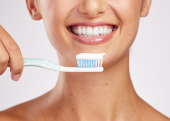 Δόντια: Μύθοι και αλήθειες για το βούρτσισμα των δοντιών σας