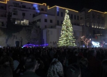 Εντυπωσιακή φωταγώγηση του Χριστουγεννιάτικου δέντρου στα Χανιά – Δείτε φωτογραφίες