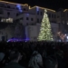 Εντυπωσιακή φωταγώγηση του Χριστουγεννιάτικου δέντρου στα Χανιά – Δείτε φωτογραφίες