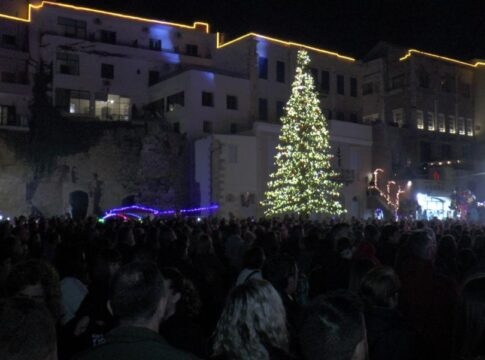 Εντυπωσιακή φωταγώγηση του Χριστουγεννιάτικου δέντρου στα Χανιά – Δείτε φωτογραφίες