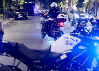 Επεισοδιακή απόπειρα κλοπής σε κοσμηματοπωλείο - Οι δράστες προσπάθησαν να «μπουκάρουν» με κλεμμένο αυτοκίνητο
