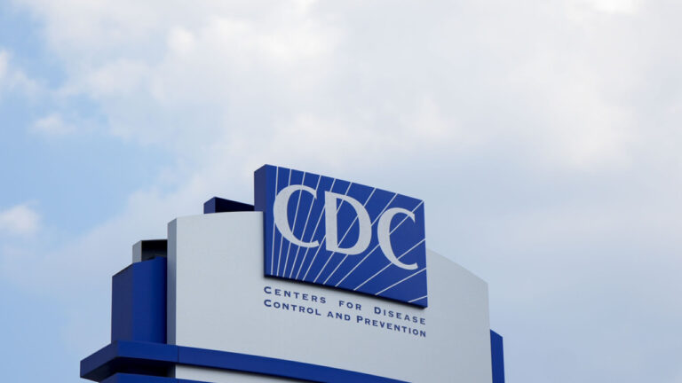 «Επιστρέφουμε στον Μεσαίωνα»: Επιστήμονες καταδικάζουν τη στροφή του CDC για τη σχέση των εμβολίων με τον αυτισμό