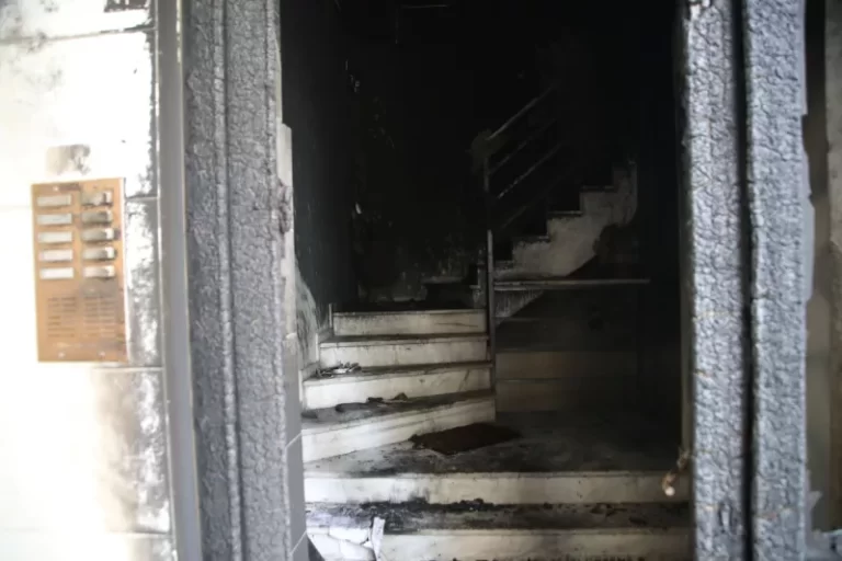 Επίθεση με γκαζάκια σε πολυκατοικία που μένει πρώην υπάλληλος της ΕΥΠ, στη Θεσσαλονίκη