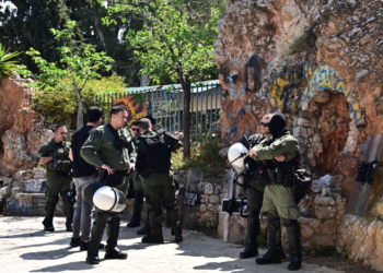 Επίθεση με μολότοφ σε αστυνομικούς στον λόφο του Στρέφη