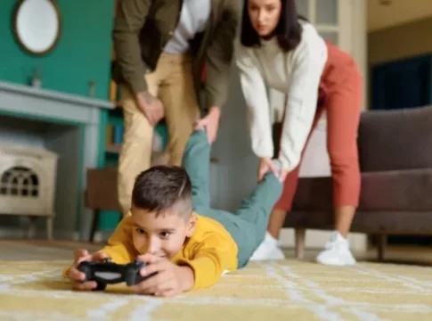 Έρευνα ΙΤΕ για τον εθισμό στο διαδίκτυο: Παιδιά φτάνουν να ξυλοκοπούν γονείς όταν τα απομακρύνουν από τις οθόνες